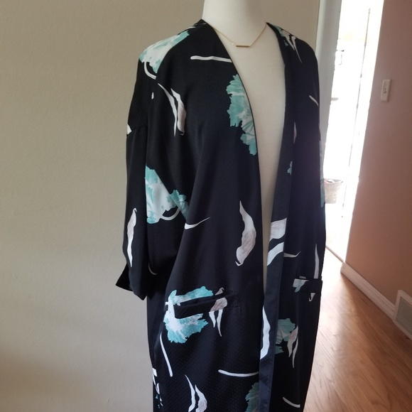 Short Sleeves Floral Kimono Size Medium - Picture 8 of 8